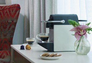 מכונת קפה Nespresso בחדר